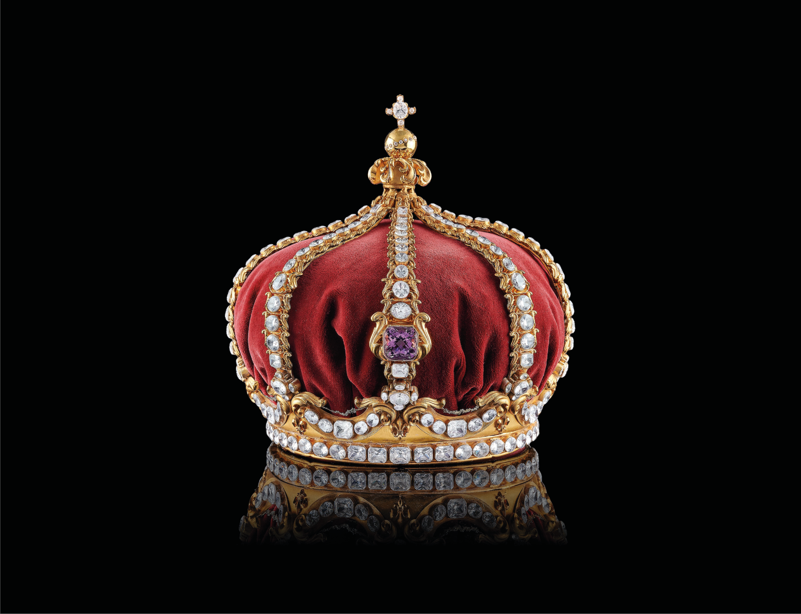 The crown of King Charles of Bourbon on display at the Royal Palace of Caserta: a masterpiece of history and art