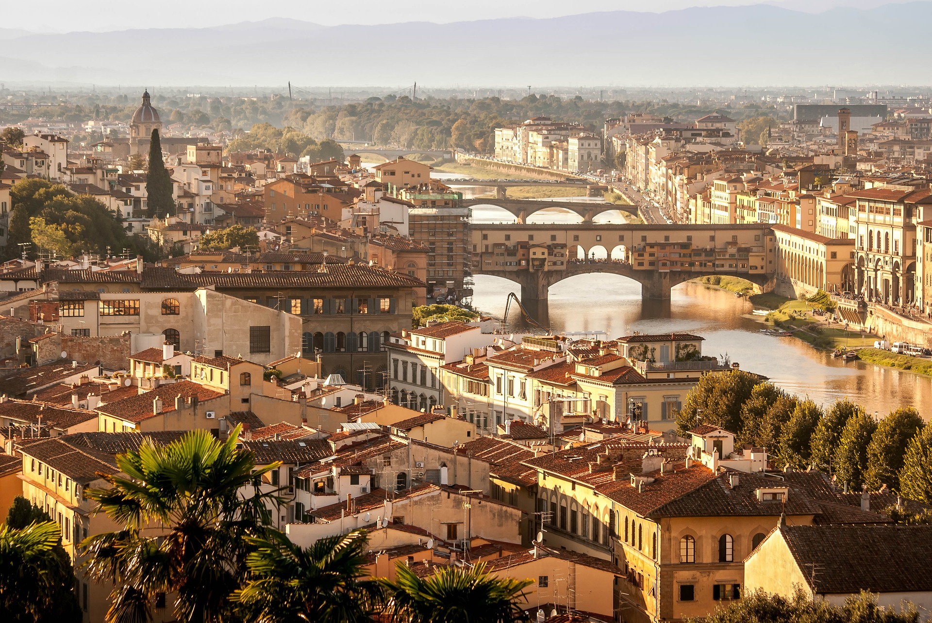 Walking between the Uffizi and Palazzo Pitti: the Vasari Corridor reopens to the public